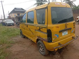 Bus 2006 Yellow