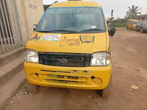 Bus 2006 Yellow