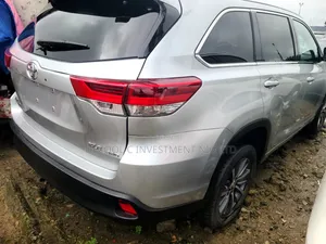 Toyota Highlander LE 4x4 V6 (3.5L 6cyl 8A) 2018 Silver