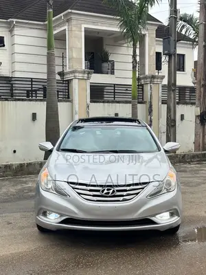 Hyundai Sonata Limited Sedan FWD (2.4L 4cyl 6A) 2012 Silver