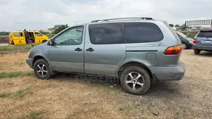 Toyota Sienna 1999 Gray