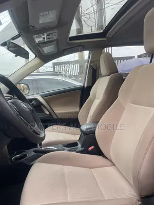 Toyota RAV4 XLE 4dr SUV (2.5L 4cyl 6A) 2015 Red