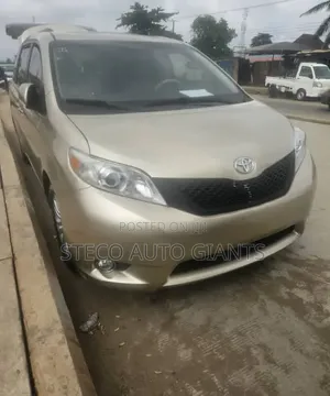 Toyota Sienna 2010 Gold