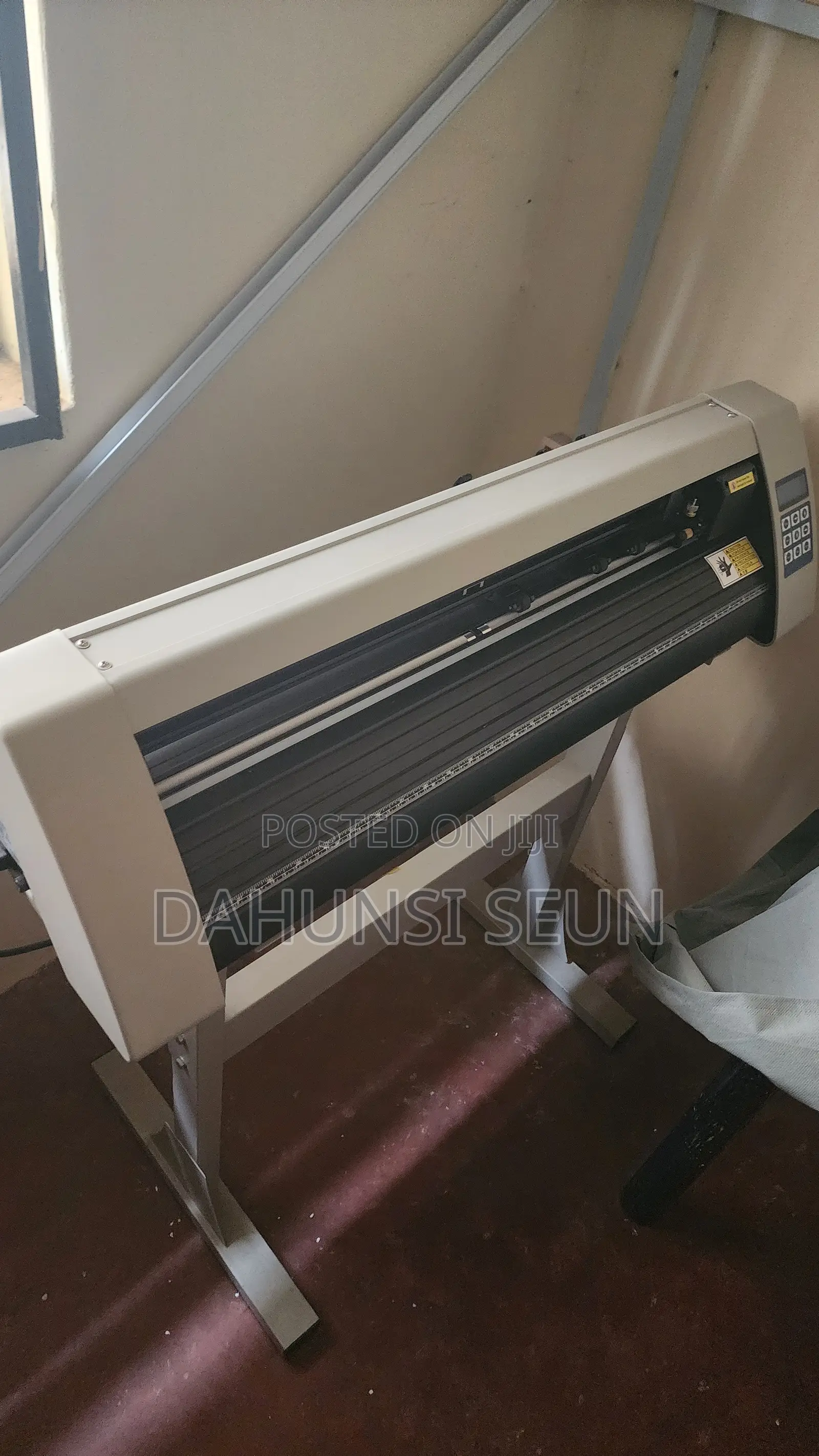 PE-720 Vinyl Cutting Plotter Machine 28 Inch (64 Characters)