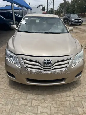 Toyota Camry LE 4dr Sedan (2.5L 4cyl 6AM) 2010 Gold