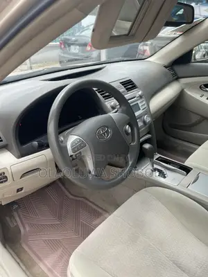 Toyota Camry LE 4dr Sedan (2.5L 4cyl 6AM) 2010 Gold