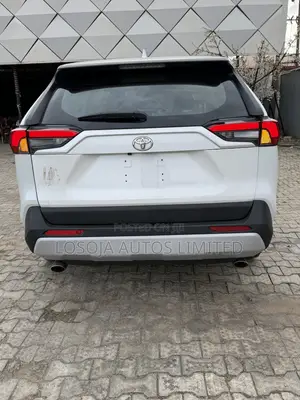 Toyota RAV4 Limited 2021 White