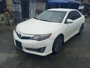Toyota Camry SE 4dr Sedan w/Prod. End 11/13 (2.5L 4cyl 6A) 2014 White