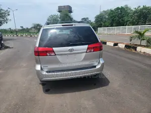 Toyota Sienna 2006 Silver