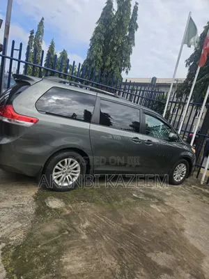 Toyota Sienna LE AWD 7-Passenger 2013