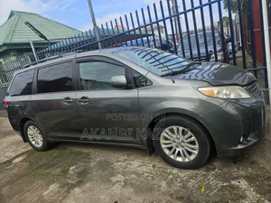 Toyota Sienna LE AWD 7-Passenger 2013