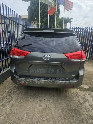Toyota Sienna LE AWD 7-Passenger 2013