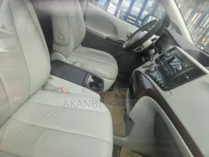 Toyota Sienna LE AWD 7-Passenger 2013
