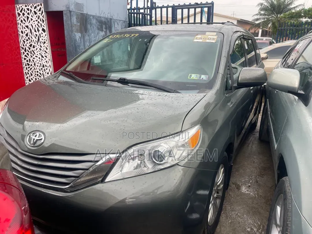 Toyota Sienna LE AWD 7-Passenger 2013