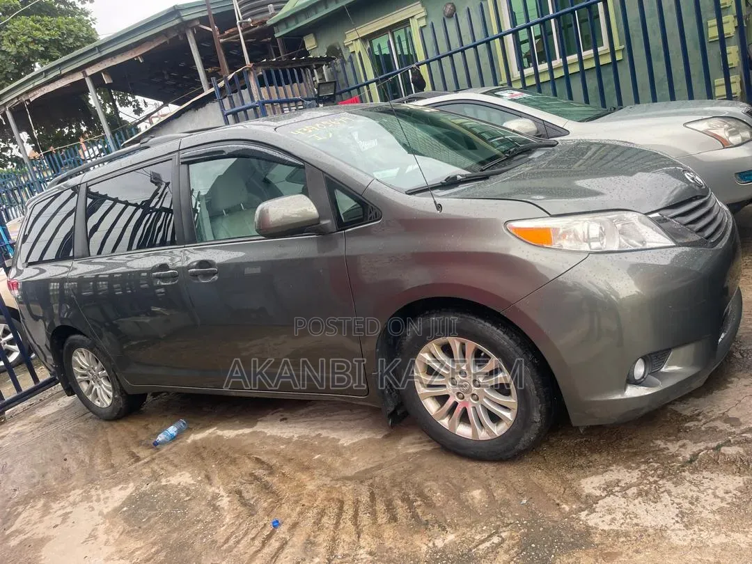 Toyota Sienna LE AWD 7-Passenger 2013