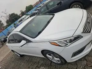 Hyundai Sonata Base Sedan FWD (2.4L 4cyl 6A) 2017 White