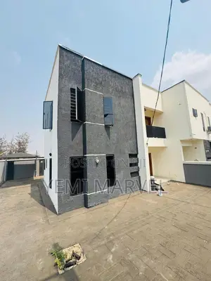 3bdrm Duplex in Carlton Gate Estate, for sale