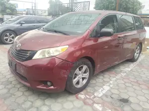 Toyota Sienna 2011 Red