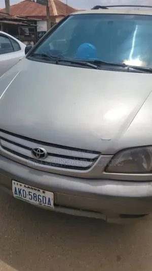 Toyota Sienna 2002 Silver