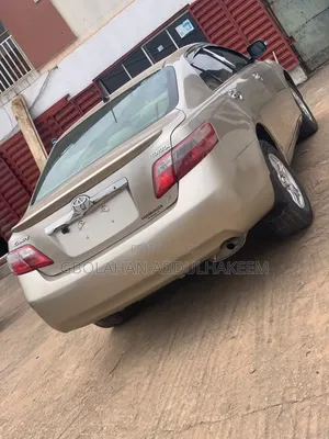 Toyota Camry SE 4dr Sedan (2.5L 4cyl 6A) 2011 Gold