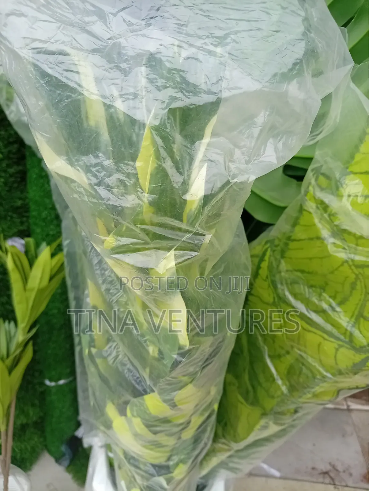 Artificial Flower and Vase Set .