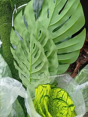 Artificial Flower and Vase Set .