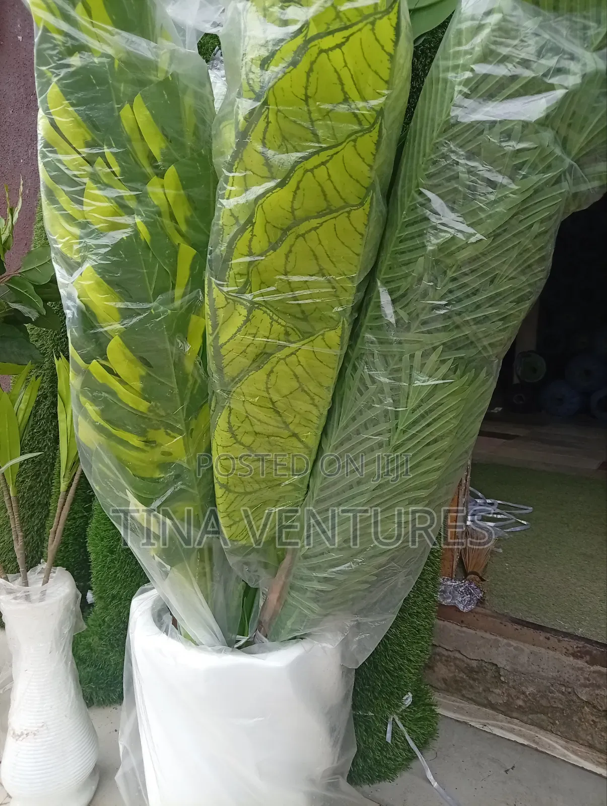 Artificial Flower and Vase Set .