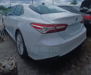 Toyota Camry XLE (2.5L 4cyl 8A) 2019 White