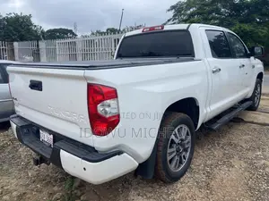 Toyota Tundra Platinum 5.7L V8 4x4 CrewMax 5.6 ft. box 145.7 in. WB