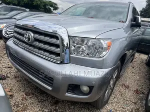Toyota Sequoia Limited 4dr SUV 4WD (5.7L 8cyl 6A) 2010 Silver