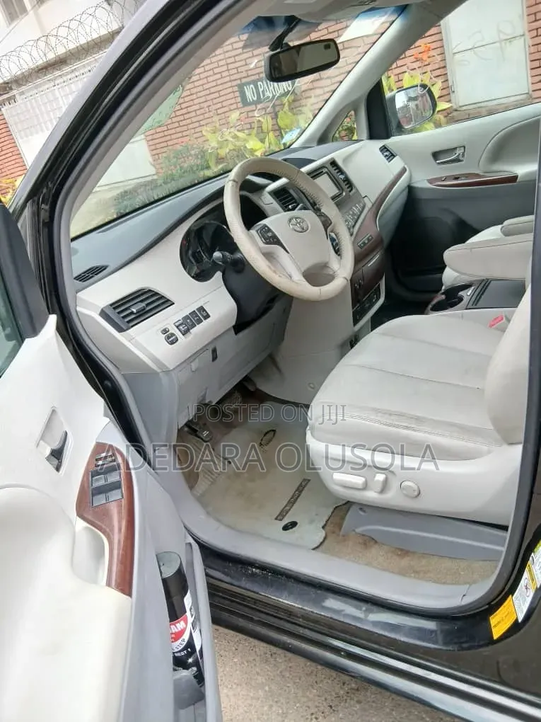 Toyota Sienna 2013 Black