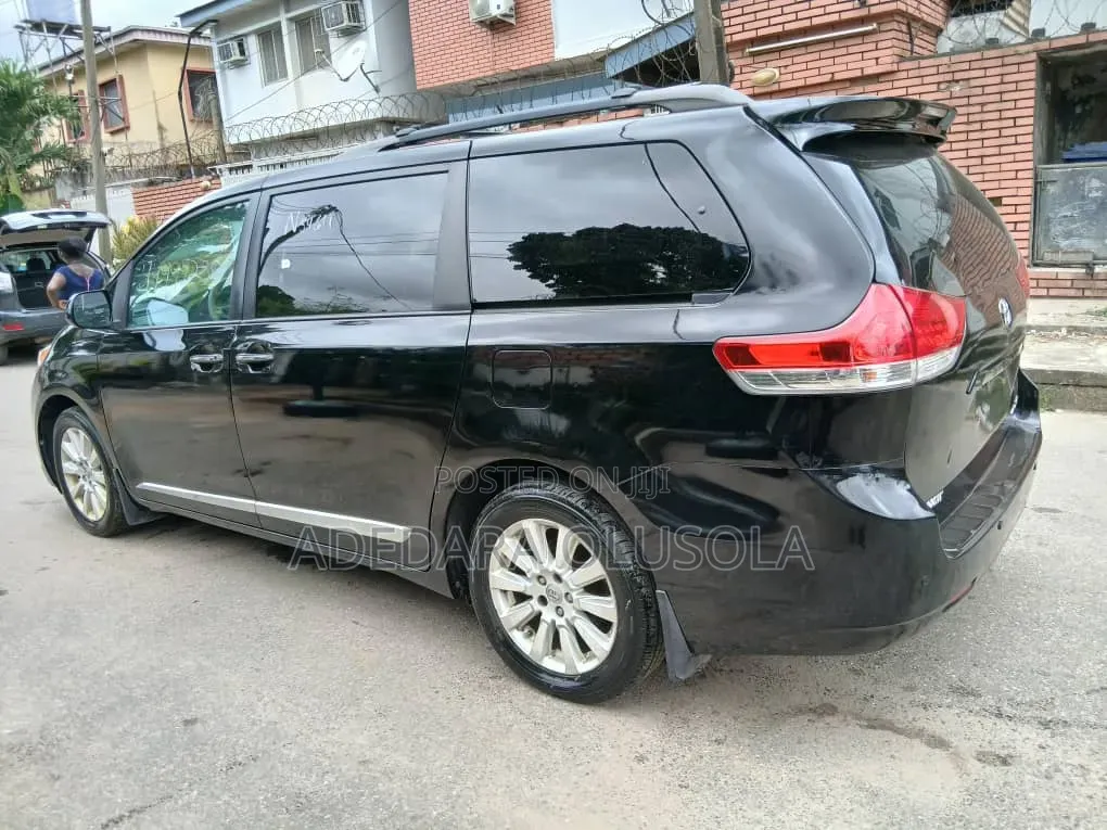 Toyota Sienna 2013 Black