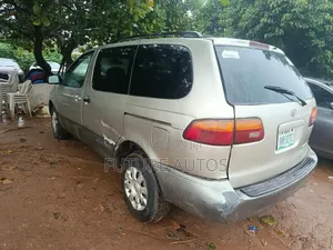 Toyota Sienna 2000 Silver