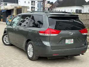 Toyota Sienna XLE 7-Passenger 4dr Minivan AWD (3.5L 6cyl 6A) 2015 Gray