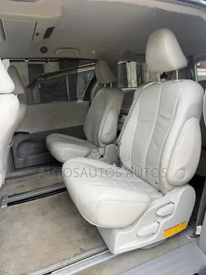 Toyota Sienna XLE 7-Passenger 4dr Minivan AWD (3.5L 6cyl 6A) 2014 Gray