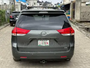 Toyota Sienna XLE 7-Passenger 4dr Minivan AWD (3.5L 6cyl 6A) 2015 Gray