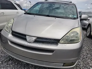 Toyota Sienna 2004 Silver