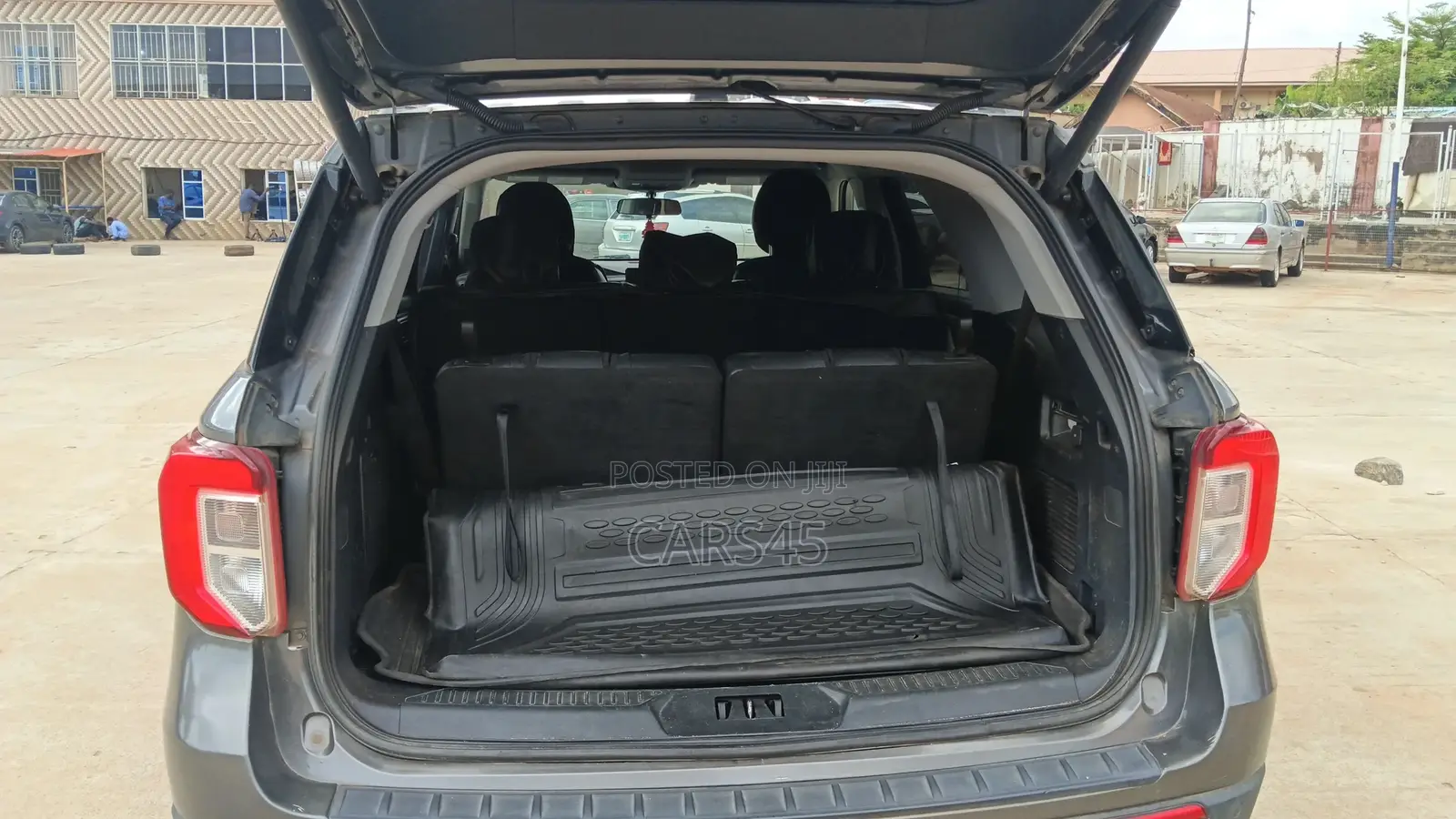 Ford Explorer XLT 2021 Gray