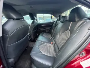 Toyota Camry SE FWD (2.5L 4cyl 8AM) 2018 Red