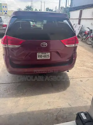 Toyota Sienna XLE 7-Passenger 4dr Minivan AWD (3.5L 6cyl 6A) 2014