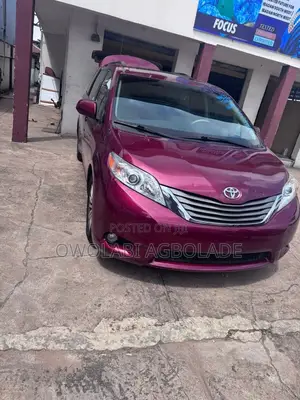 Toyota Sienna XLE 7-Passenger 4dr Minivan AWD (3.5L 6cyl 6A) 2014