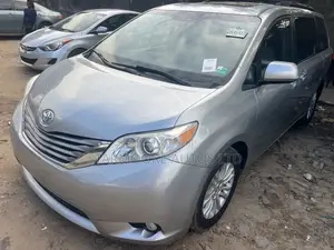 Toyota Sienna XLE 7 Passenger Auto Access Seat (3.5L 6cyl 6A) 2016