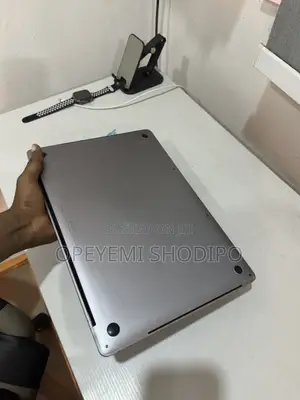 Laptop Apple MacBook Pro 2019 8GB Intel Core i7 SSHD (Hybrid) 256GB