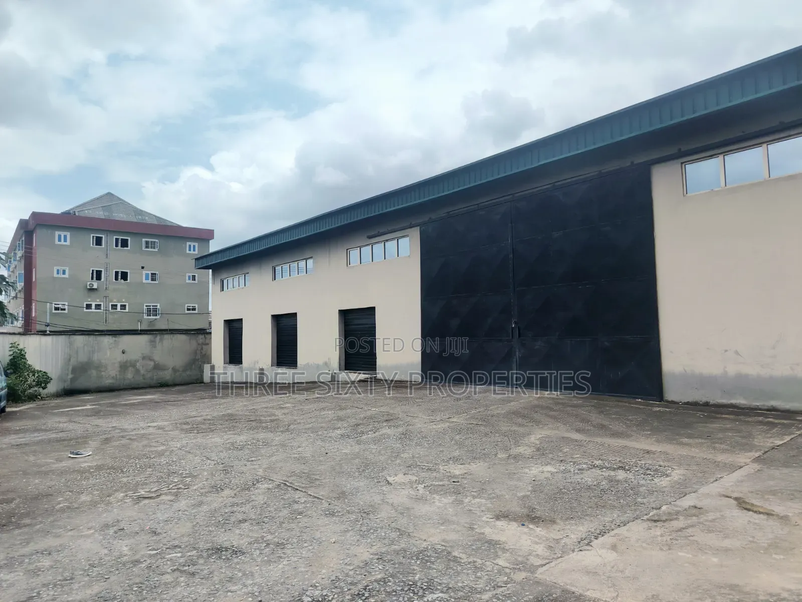 930 SQM Warehouse With Compound