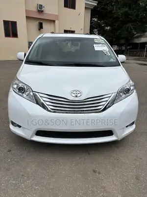 Toyota Sienna XLE AWD 7-Passenger 2013 White