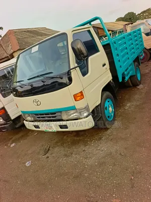 Few Month Used Toyota Dyna 200 )3rz Petrol Engine