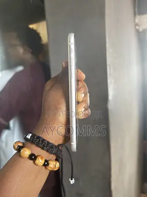 Apple iPhone XR 64 GB White