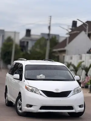Toyota Sienna LE 8-Passenger 4dr Minivan (3.5L 6cyl 6A) 2014 White