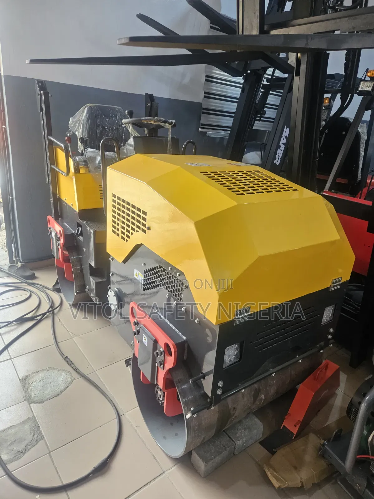 Mobile Vibrating Road Roller Machine