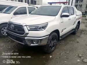 Toyota Hilux 2022 White